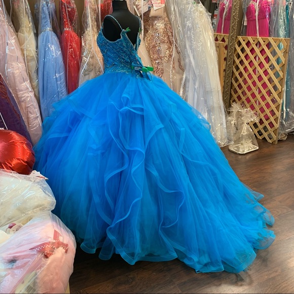 💙Peacock Quinceanera Ballgown💙 - Picture 8 of 9